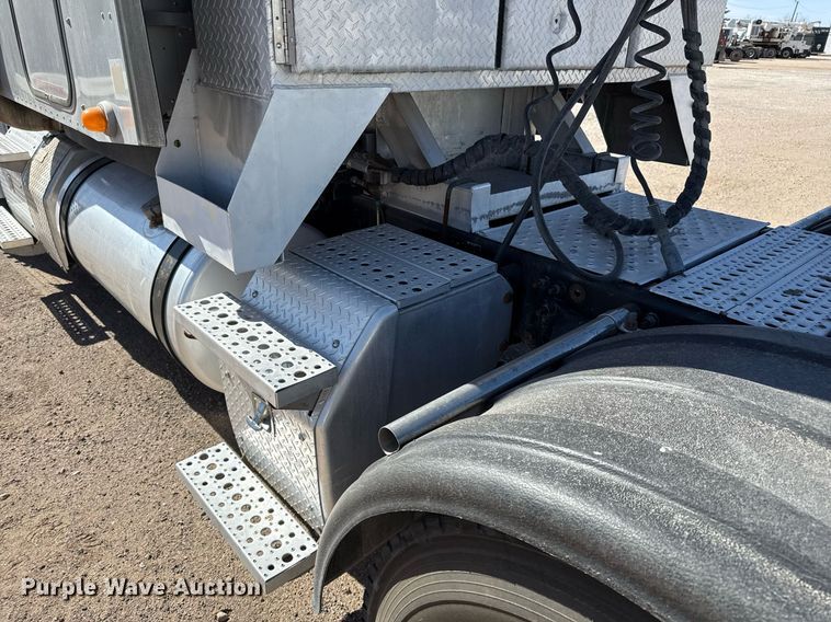 image for item ED5512 2017 Freightliner 122SD semi truck