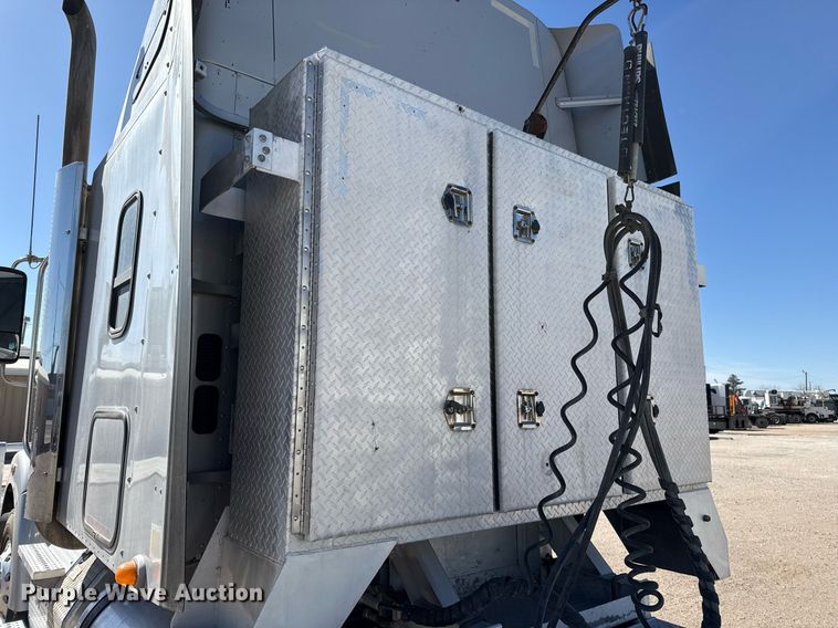 image for item ED5512 2017 Freightliner 122SD semi truck