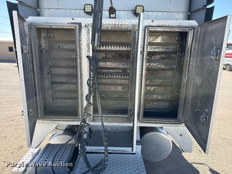 image for item ED5512 2017 Freightliner 122SD semi truck