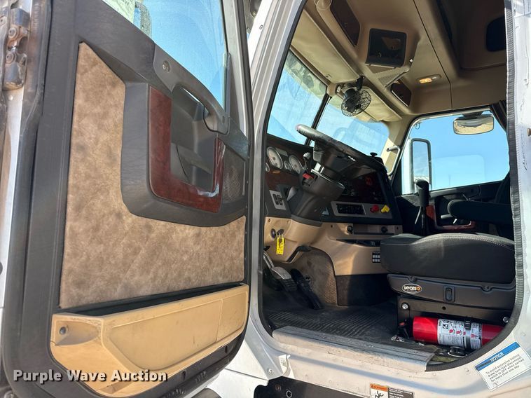 image for item ED5512 2017 Freightliner 122SD semi truck