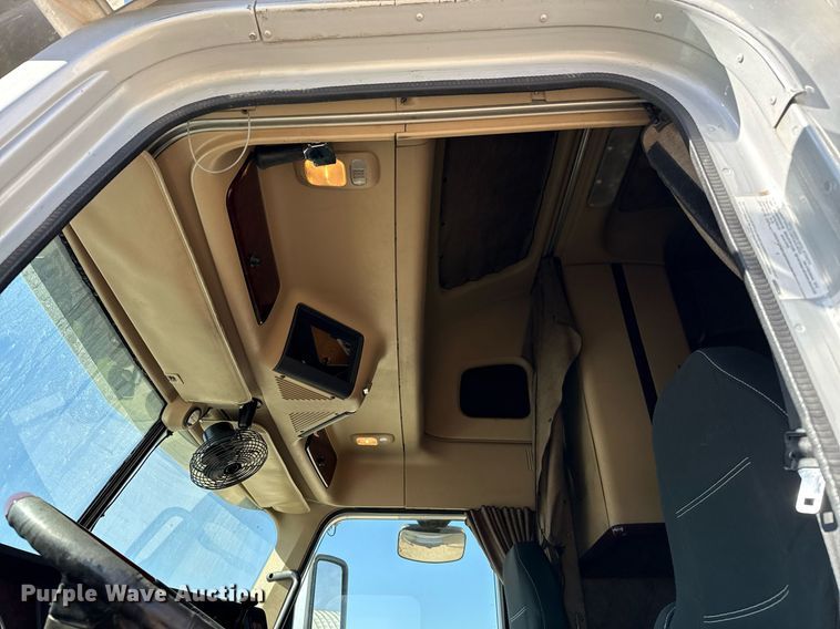 image for item ED5512 2017 Freightliner 122SD semi truck