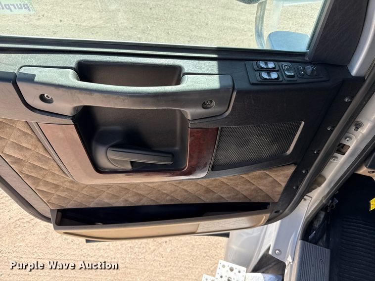 image for item ED5512 2017 Freightliner 122SD semi truck