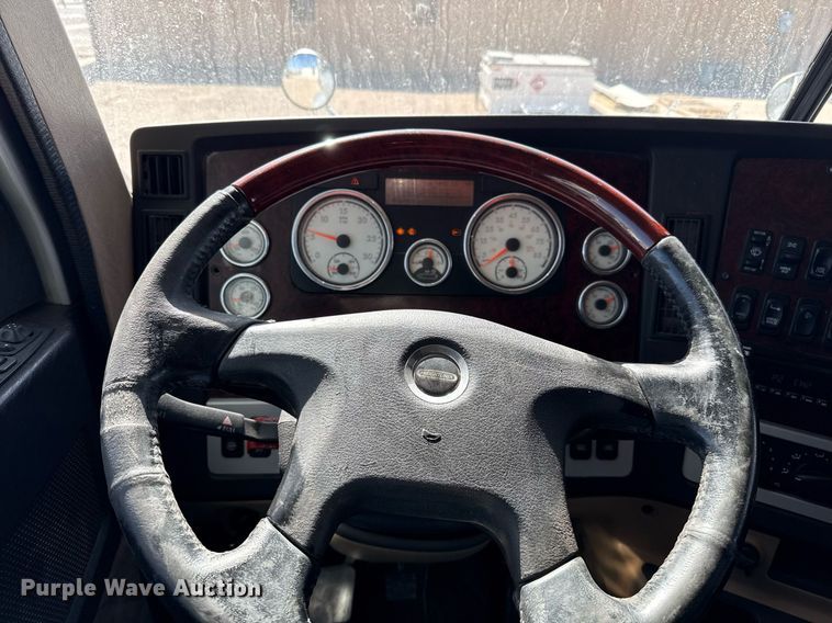 image for item ED5512 2017 Freightliner 122SD semi truck