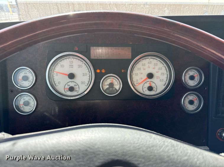 image for item ED5512 2017 Freightliner 122SD semi truck