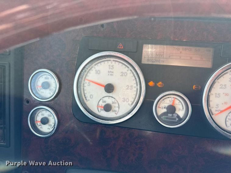 image for item ED5512 2017 Freightliner 122SD semi truck