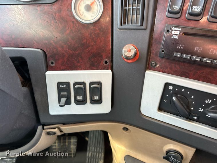 image for item ED5512 2017 Freightliner 122SD semi truck