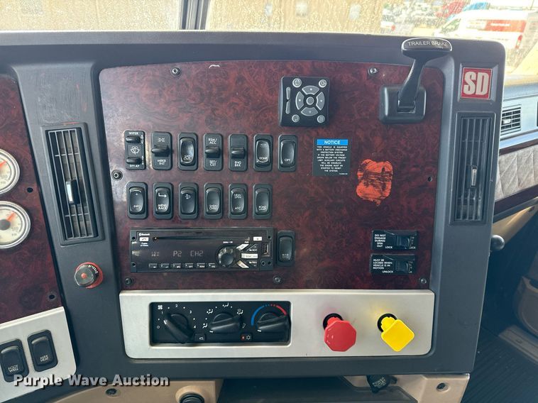 image for item ED5512 2017 Freightliner 122SD semi truck