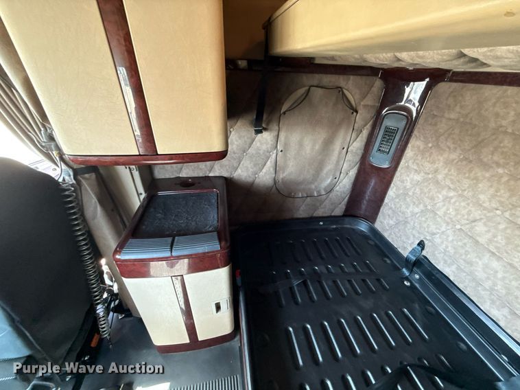 image for item ED5512 2017 Freightliner 122SD semi truck