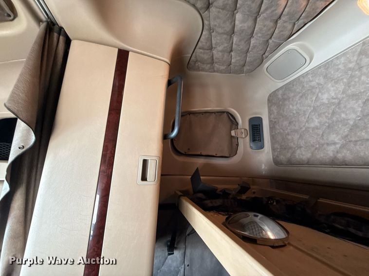 image for item ED5512 2017 Freightliner 122SD semi truck