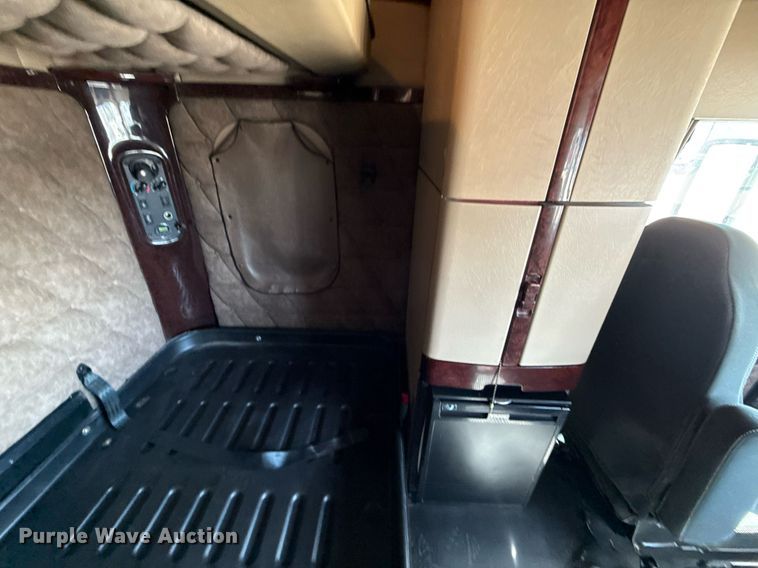 image for item ED5512 2017 Freightliner 122SD semi truck