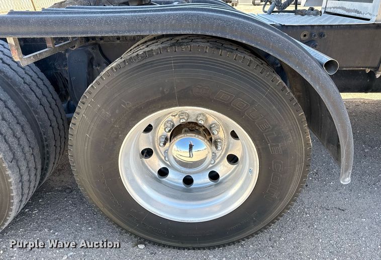 image for item ED5512 2017 Freightliner 122SD semi truck