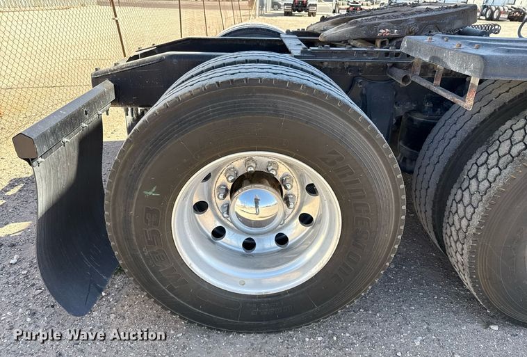 image for item ED5512 2017 Freightliner 122SD semi truck