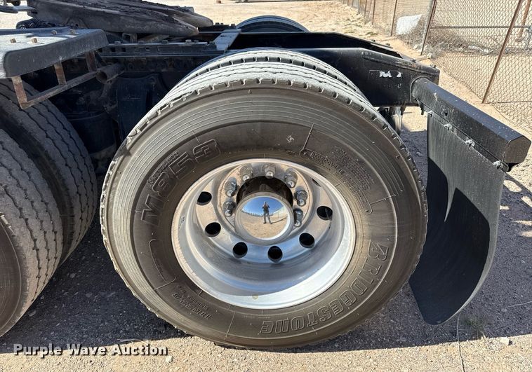 image for item ED5512 2017 Freightliner 122SD semi truck