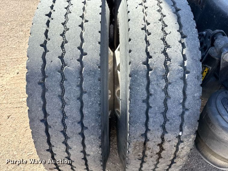 image for item ED5512 2017 Freightliner 122SD semi truck