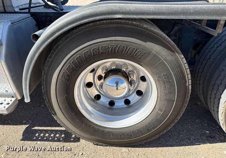 image for item ED5512 2017 Freightliner 122SD semi truck