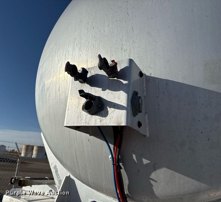 image for item ED5517 2010 Dragon tank trailer