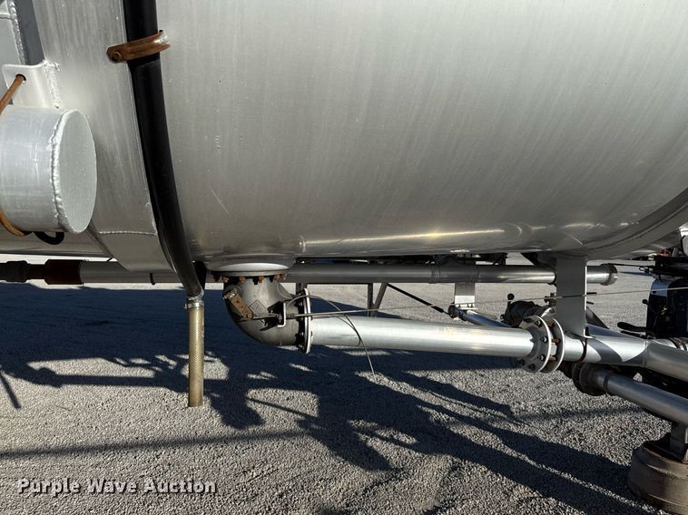 image for item ED5517 2010 Dragon tank trailer