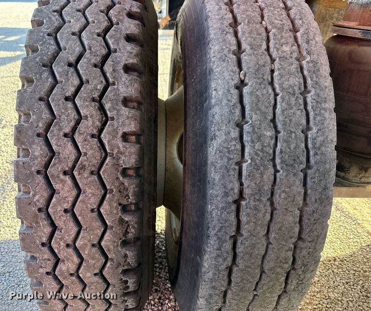 image for item ED5517 2010 Dragon tank trailer