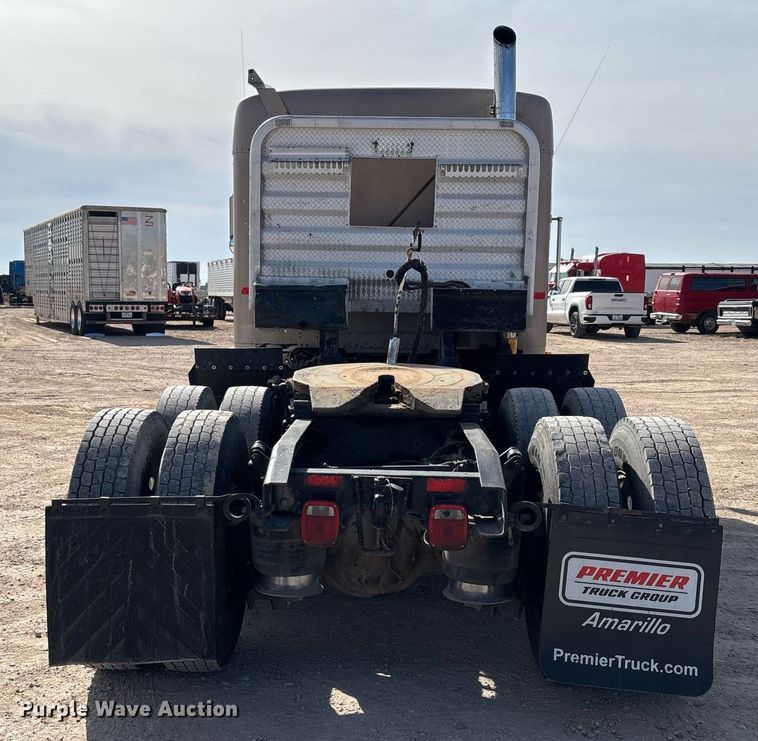 image for item EE0021 1997 Freightliner FLD120 semi truck