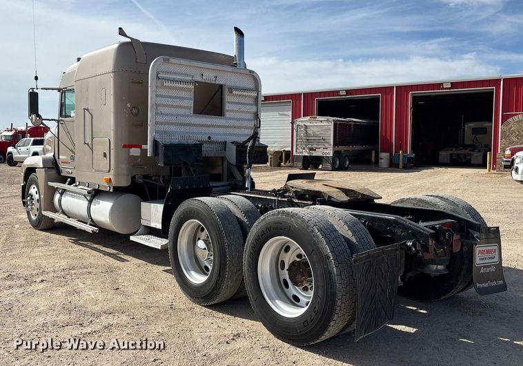 image for item EE0021 1997 Freightliner FLD120 semi truck