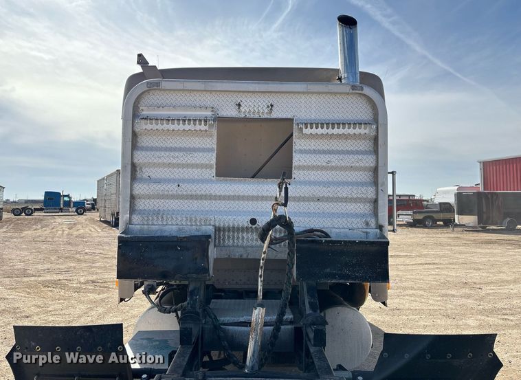 image for item EE0021 1997 Freightliner FLD120 semi truck