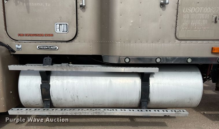 image for item EE0021 1997 Freightliner FLD120 semi truck