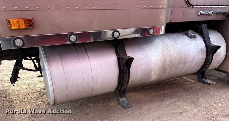 image for item EE0021 1997 Freightliner FLD120 semi truck