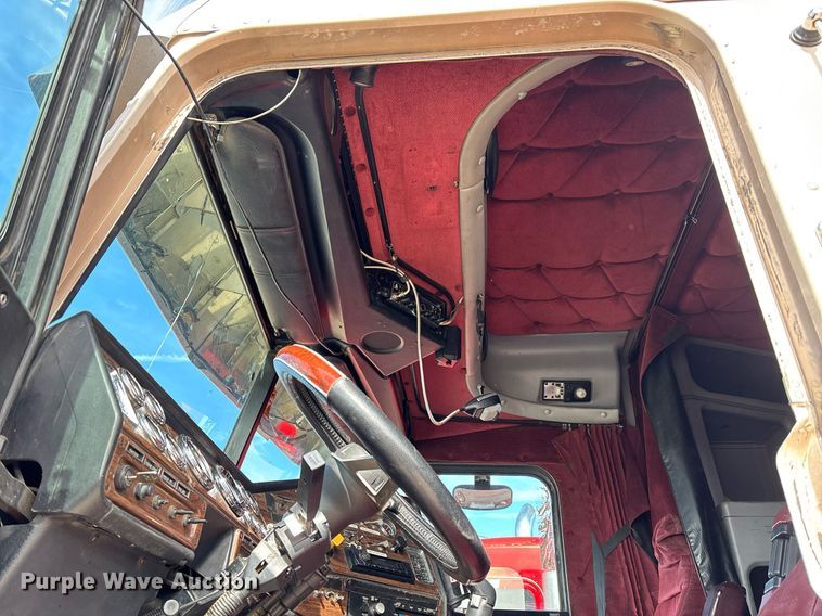 image for item EE0021 1997 Freightliner FLD120 semi truck