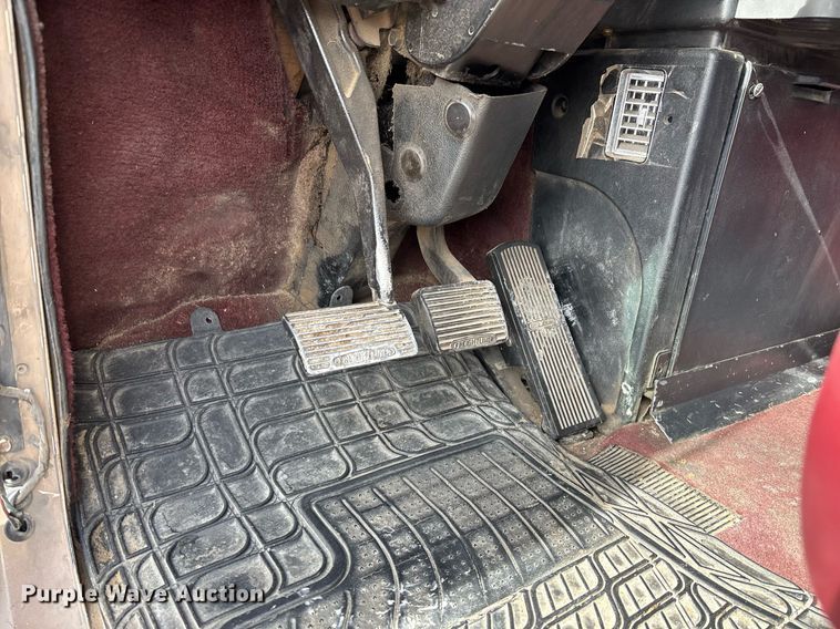 image for item EE0021 1997 Freightliner FLD120 semi truck