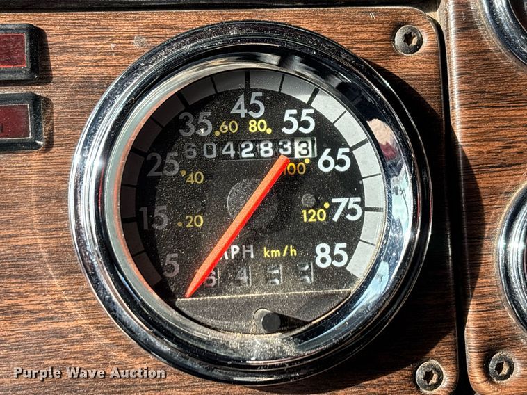 image for item EE0021 1997 Freightliner FLD120 semi truck