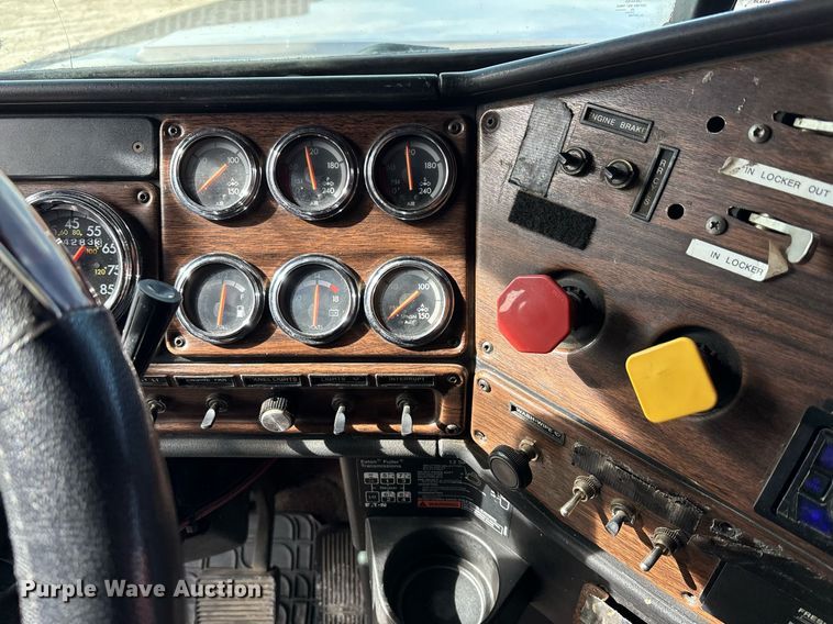 image for item EE0021 1997 Freightliner FLD120 semi truck