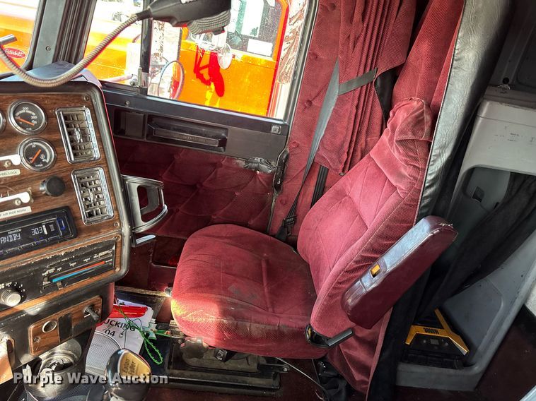 image for item EE0021 1997 Freightliner FLD120 semi truck