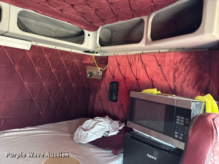 image for item EE0021 1997 Freightliner FLD120 semi truck