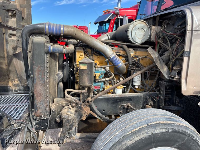 image for item EE0021 1997 Freightliner FLD120 semi truck