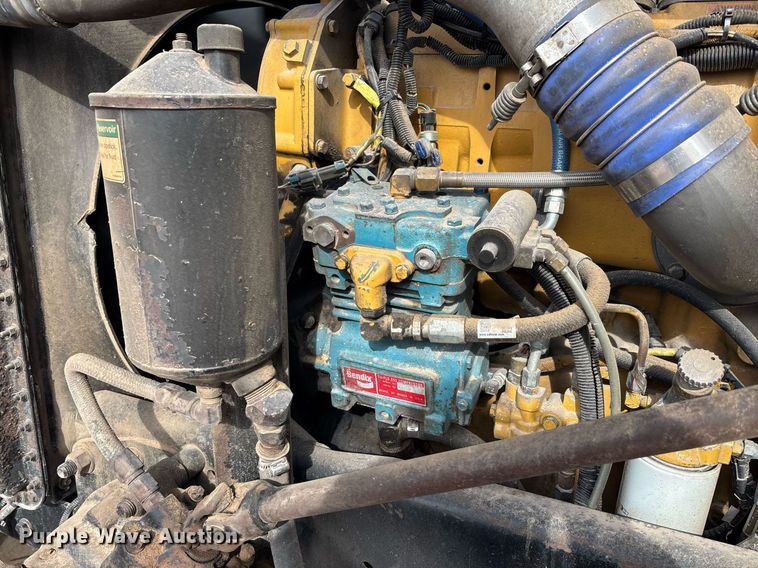 image for item EE0021 1997 Freightliner FLD120 semi truck