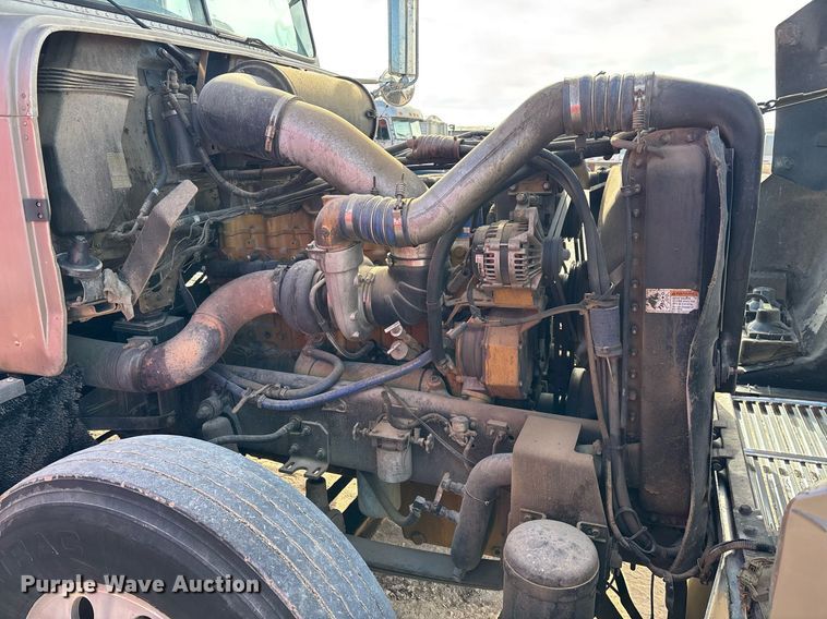 image for item EE0021 1997 Freightliner FLD120 semi truck