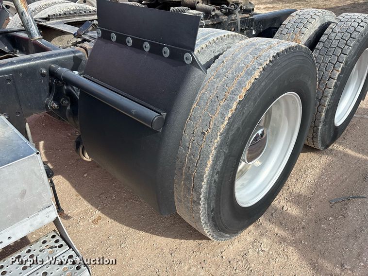 image for item EE0021 1997 Freightliner FLD120 semi truck