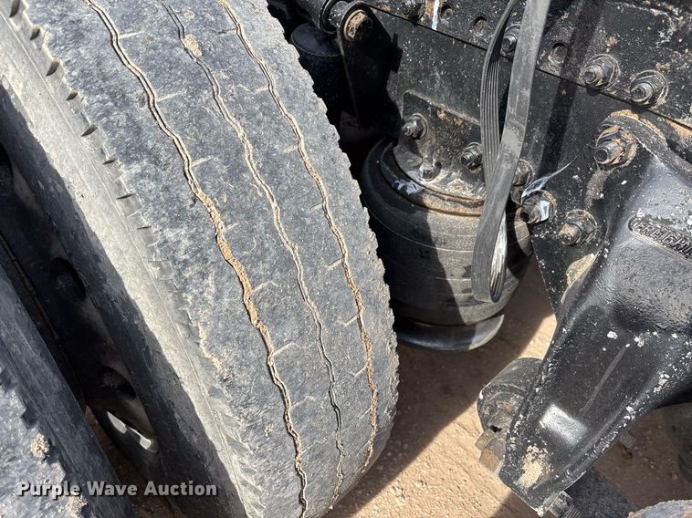 image for item EE0021 1997 Freightliner FLD120 semi truck