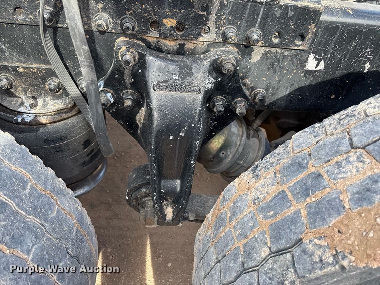 image for item EE0021 1997 Freightliner FLD120 semi truck