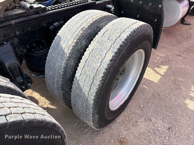 image for item EE0021 1997 Freightliner FLD120 semi truck