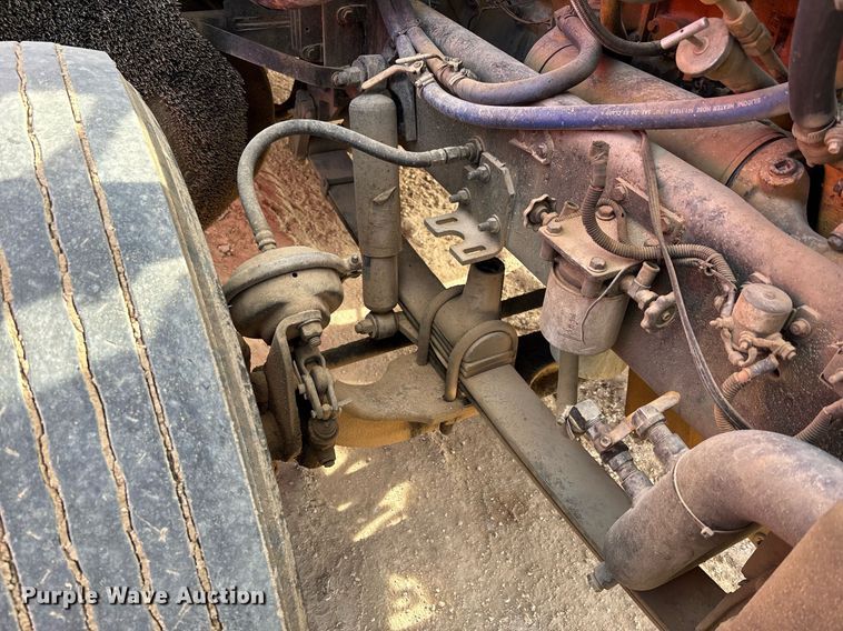 image for item EE0021 1997 Freightliner FLD120 semi truck