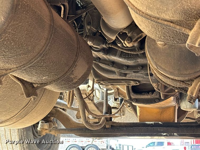 image for item EE0021 1997 Freightliner FLD120 semi truck