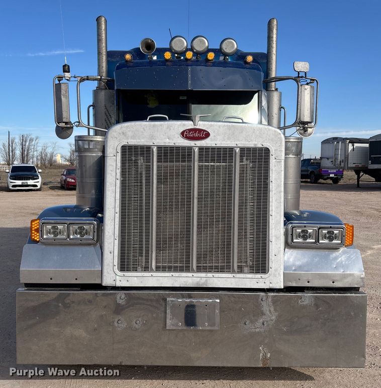 image for item EE0022 2005 Peterbilt 379 semi truck