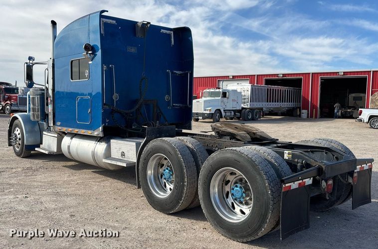 image for item EE0022 2005 Peterbilt 379 semi truck