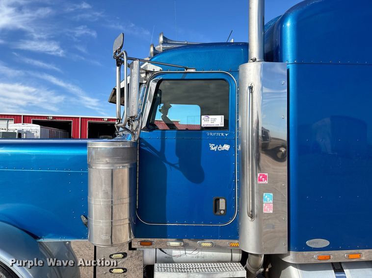 image for item EE0022 2005 Peterbilt 379 semi truck