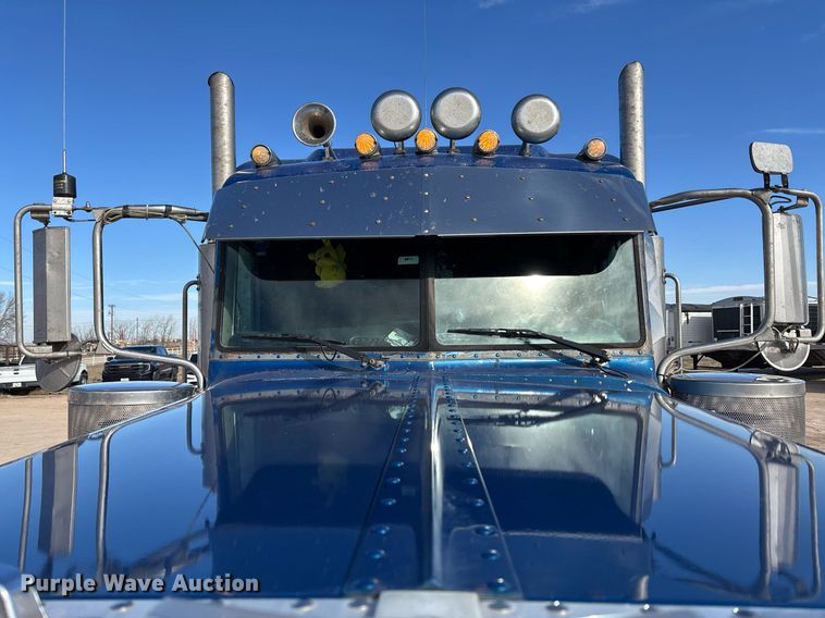 image for item EE0022 2005 Peterbilt 379 semi truck