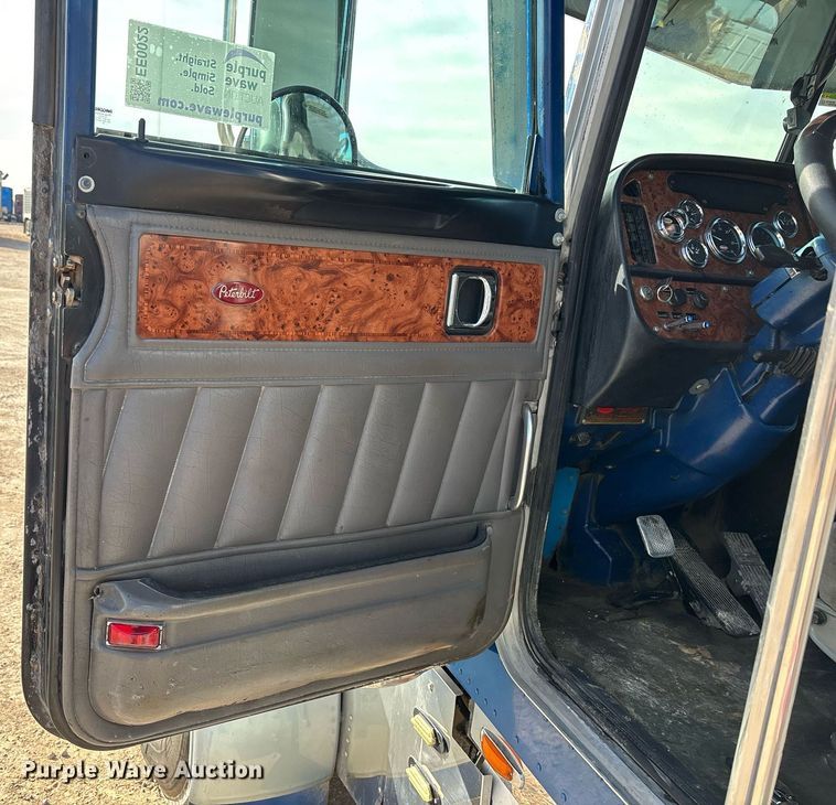 image for item EE0022 2005 Peterbilt 379 semi truck