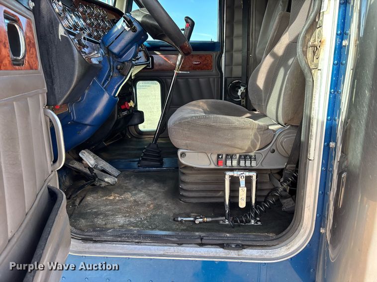 image for item EE0022 2005 Peterbilt 379 semi truck