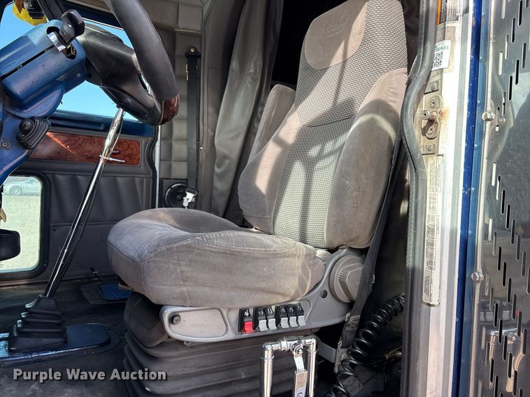 image for item EE0022 2005 Peterbilt 379 semi truck