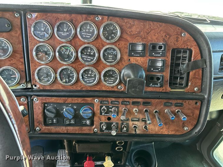 image for item EE0022 2005 Peterbilt 379 semi truck